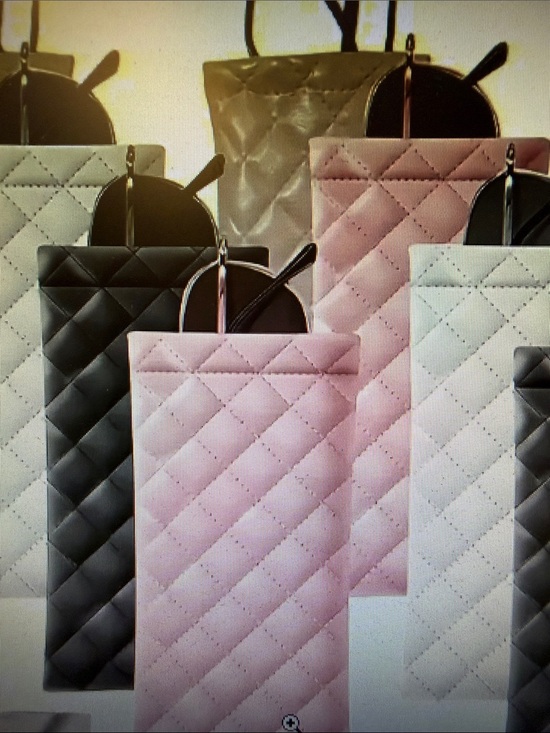 Handbags - ❣️5/$25❣️Quilted glass case. Choose your color 🆕